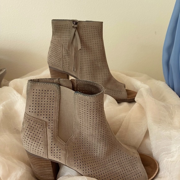 TOMS opened toed eyelet booties - Picture 3 of 4